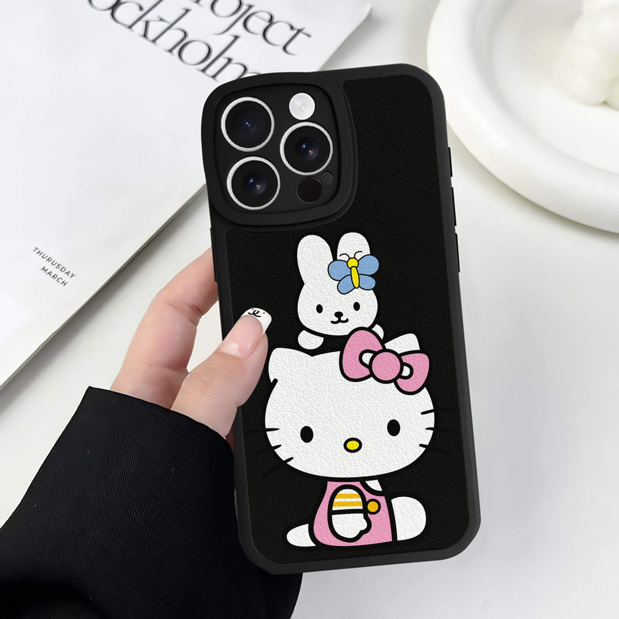 （画像用） Hello Kitty ハローキティ 【iPhone 16シリーズ対応】シリコンスマホケース（レザー調） 材質：シリコン